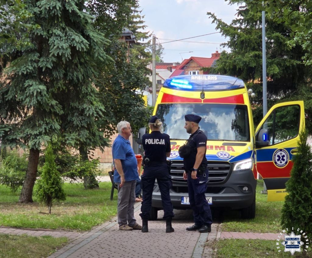 Policjanci z Małogoszcza pomogli 59-latce