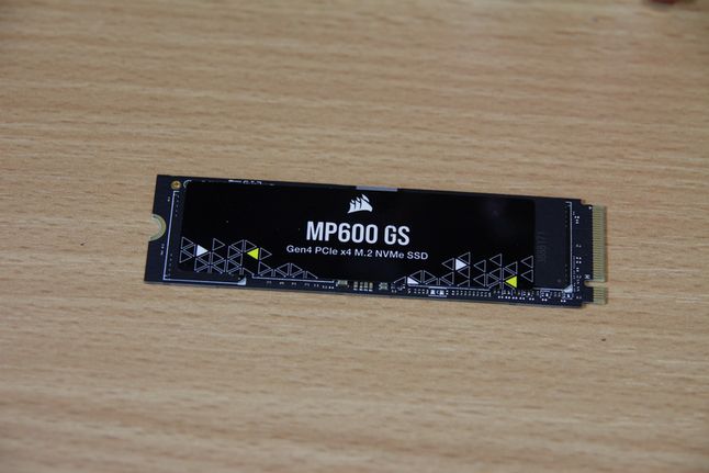 Jak na mój gust producent mógł sobie oszczędzić dodawania naklejki.