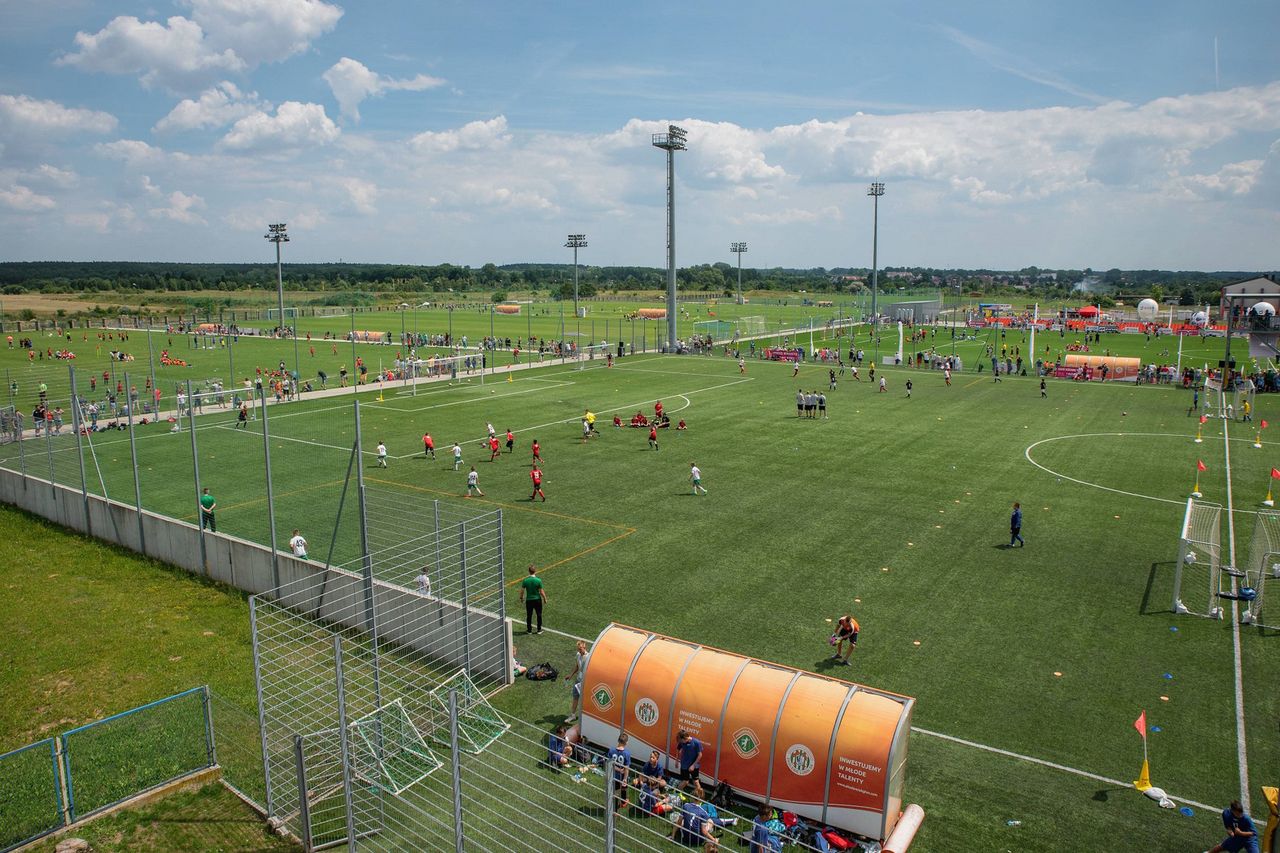 Płoki: Nowe wielofunkcyjne boisko otwarte. Kolejna sportowa inwestycja w powiecie chrzanowskim