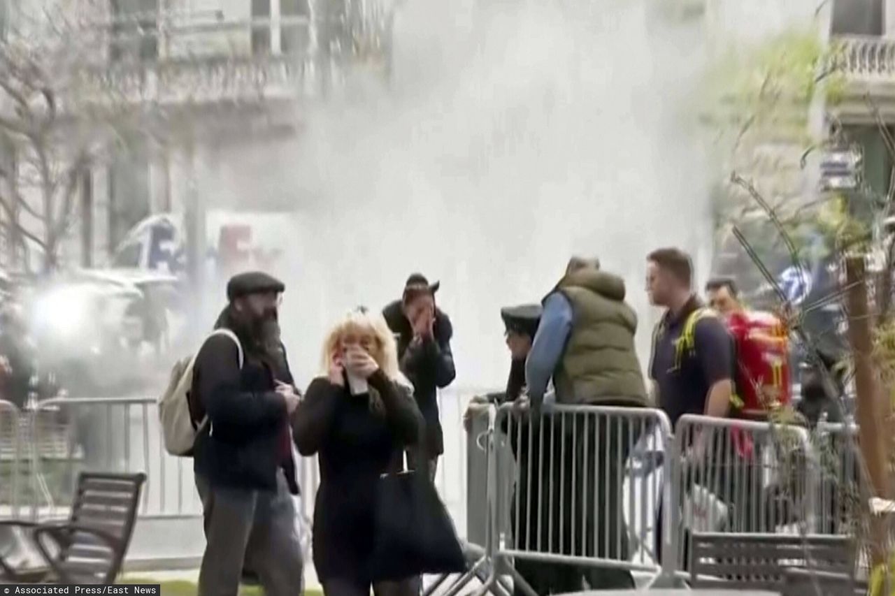 In the park in front of the courthouse on Manhattan in New York, a man set himself on fire on Friday.