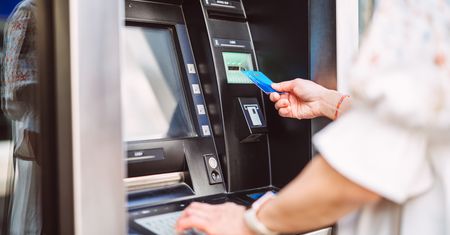 Jej mąż zmarł, rok korzystała z jego konta. Oto co jej grozi