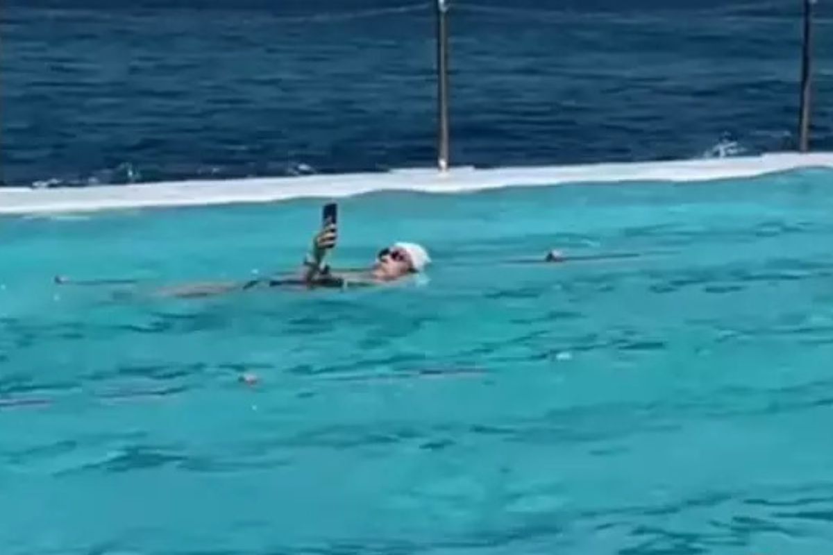 Zobaczyli, co kobieta robi w basenie. Wybuchła afera. Viralowe nagranie