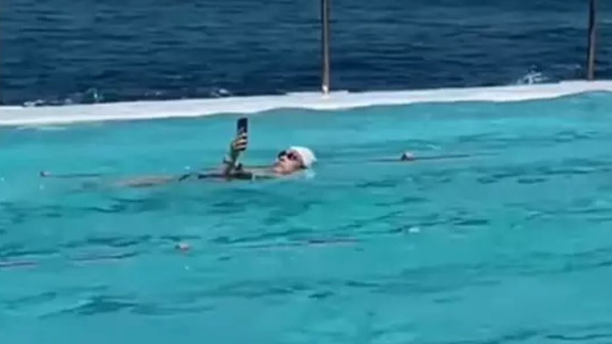 Internauci oburzeni zachowaniem kobiety w basenie.