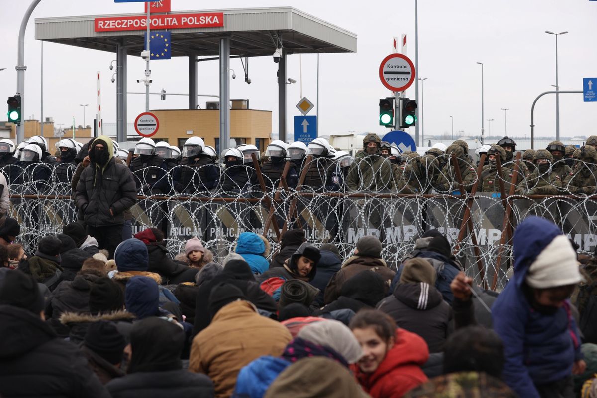 Mateusz Morawiecki ostrzega Europę przed napływem milionów migrantów 
