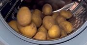 Wrzuciła ziemniaki do pralki. Jest zachwycona efektem