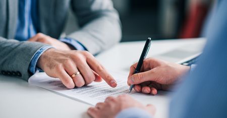Co drugi Polak nie wie, co podpisuje. Nie czytamy ważnych umów