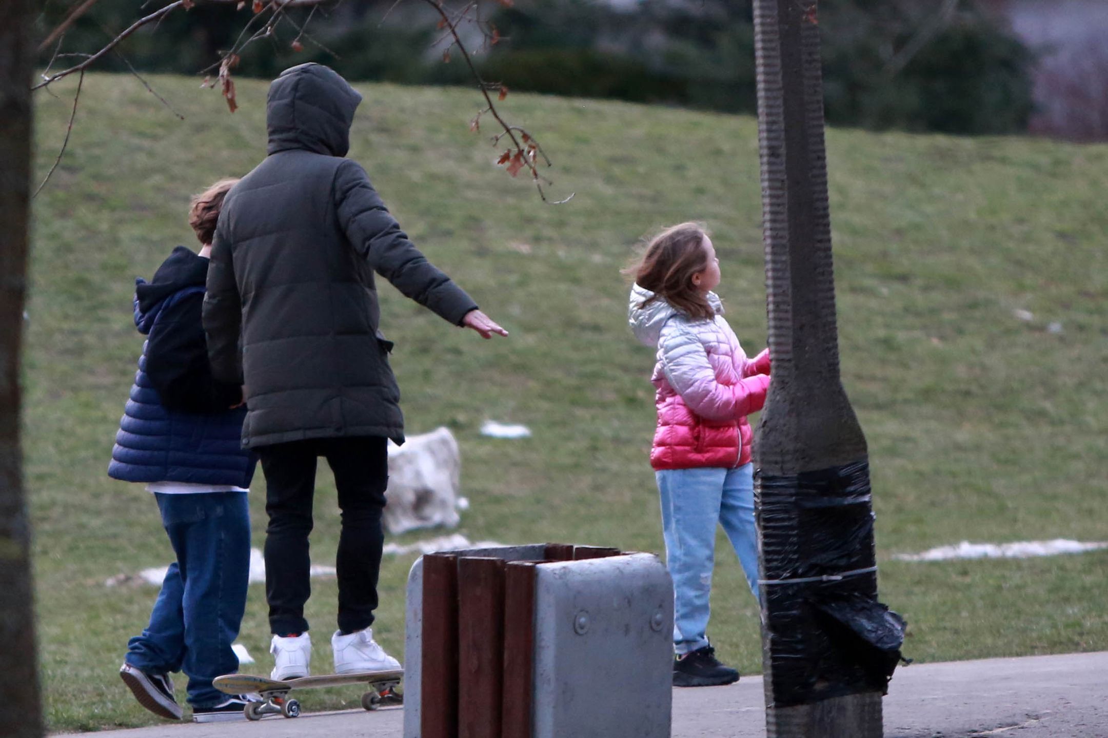 Marcin Hakiel dokazuje z dziećmi na placu zabaw