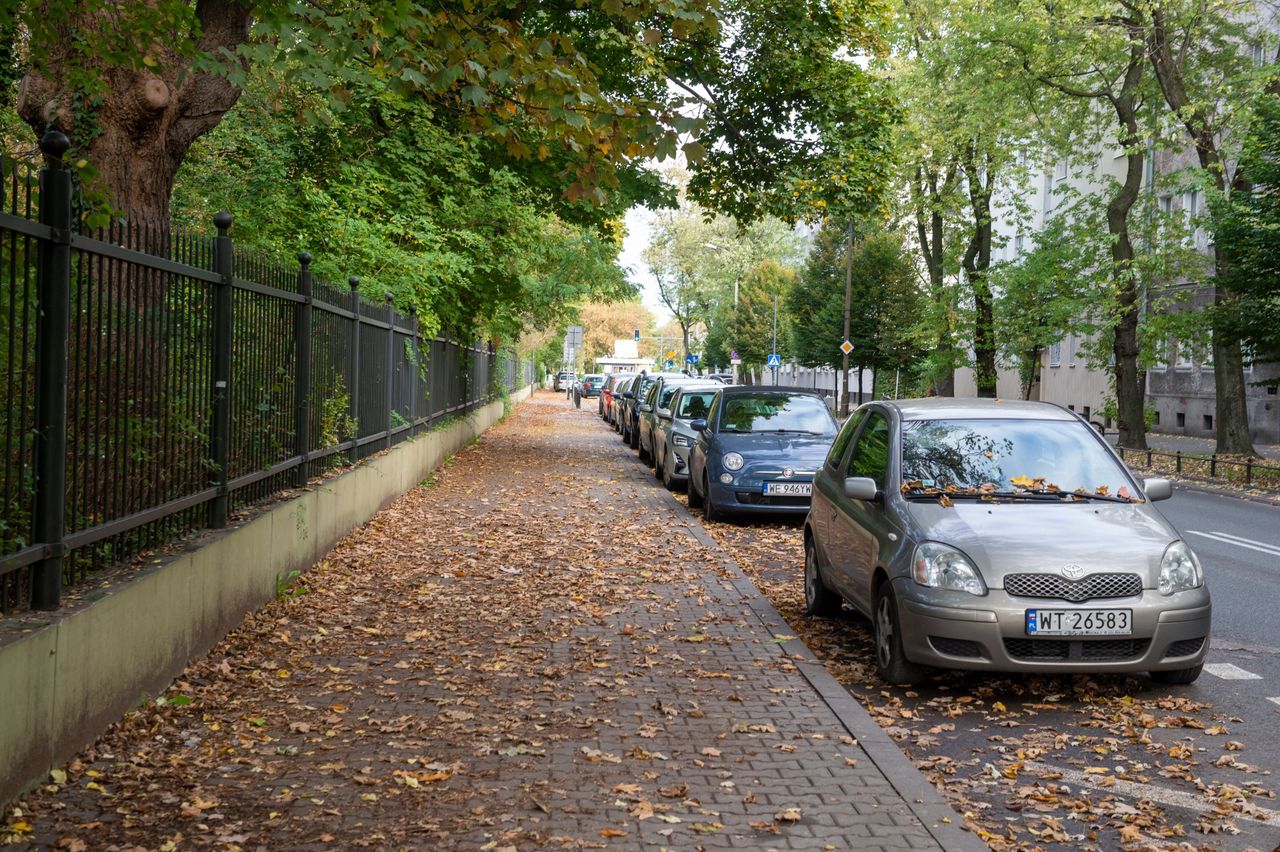 Warszawa. Chodnik dla pieszych, parkowanie na jezdni. Zmiany na Odyńca