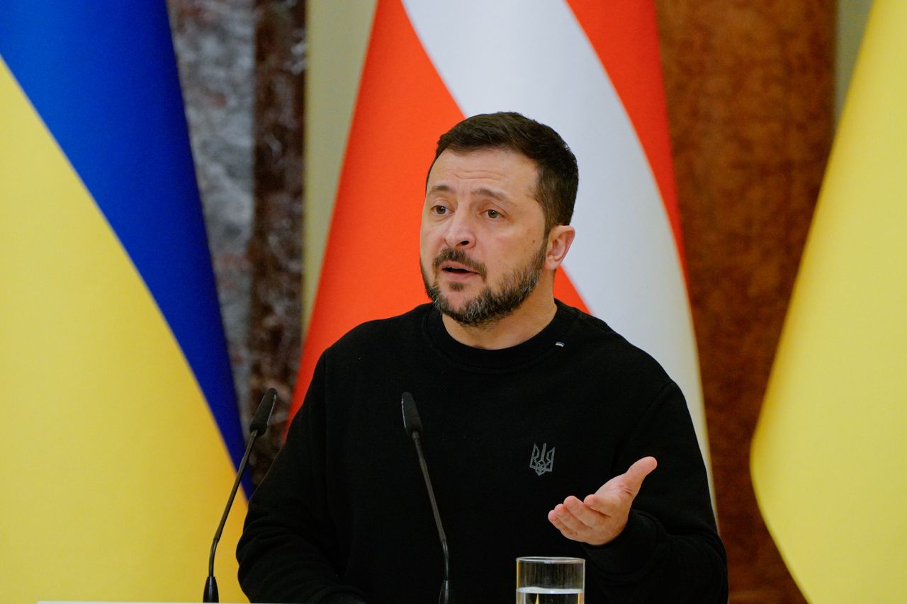 Zelensky asserts control over Zaporizhzhia amid Russian threat