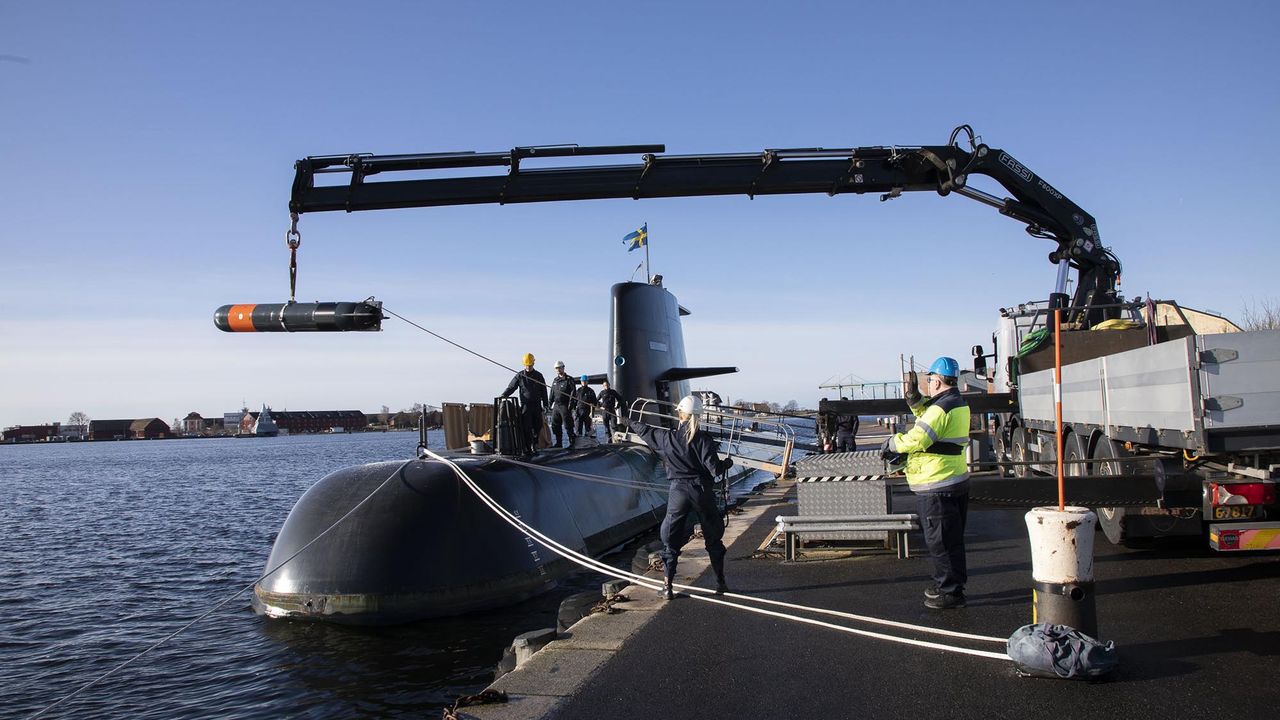 Załadunek Torped 47 na pokład okrętu typu Gotland