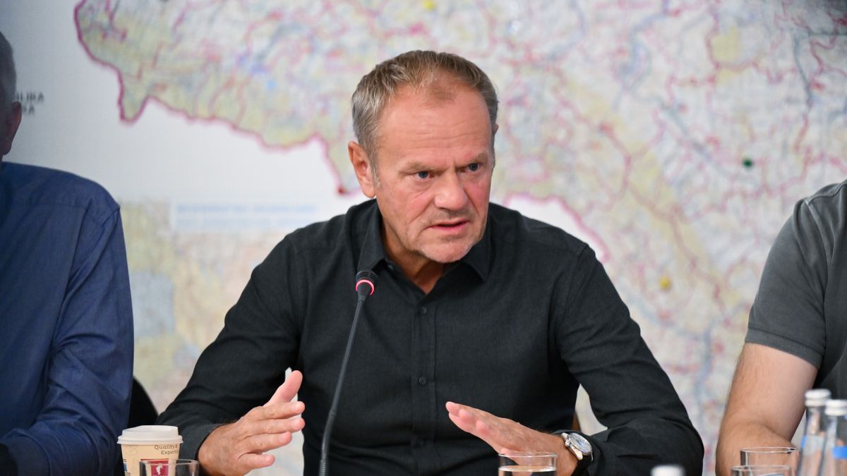 Wrocław, 22.09.2024. Premier Donald Tusk podczas narady sztabu kryzysowego we Wrocławiu, 22 bm. W trakcie spotkania omówiona została bieżąca sytuacja powodziowa w południowo-zachodniej Polsce. (mr) PAP/Maciej Kulczyński