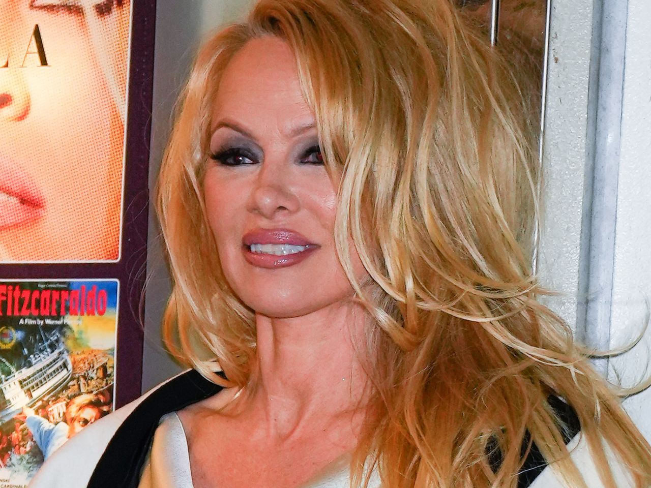 Pamela Anderson pochwaliła się zawartością torebki
