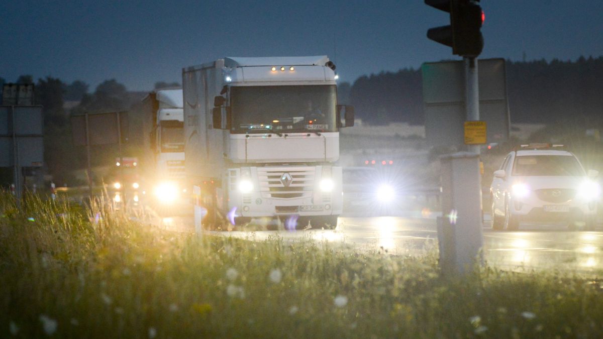 Kierowcy najczęściej skarżą się na światła w SUV-ach i ciężarówkach. Wynika to z dopuszczalnego przepisami, ale niekorzystnego, wysokiego zamocowania świateł, powyżej linii wzroku kierowców samochodów osobowych