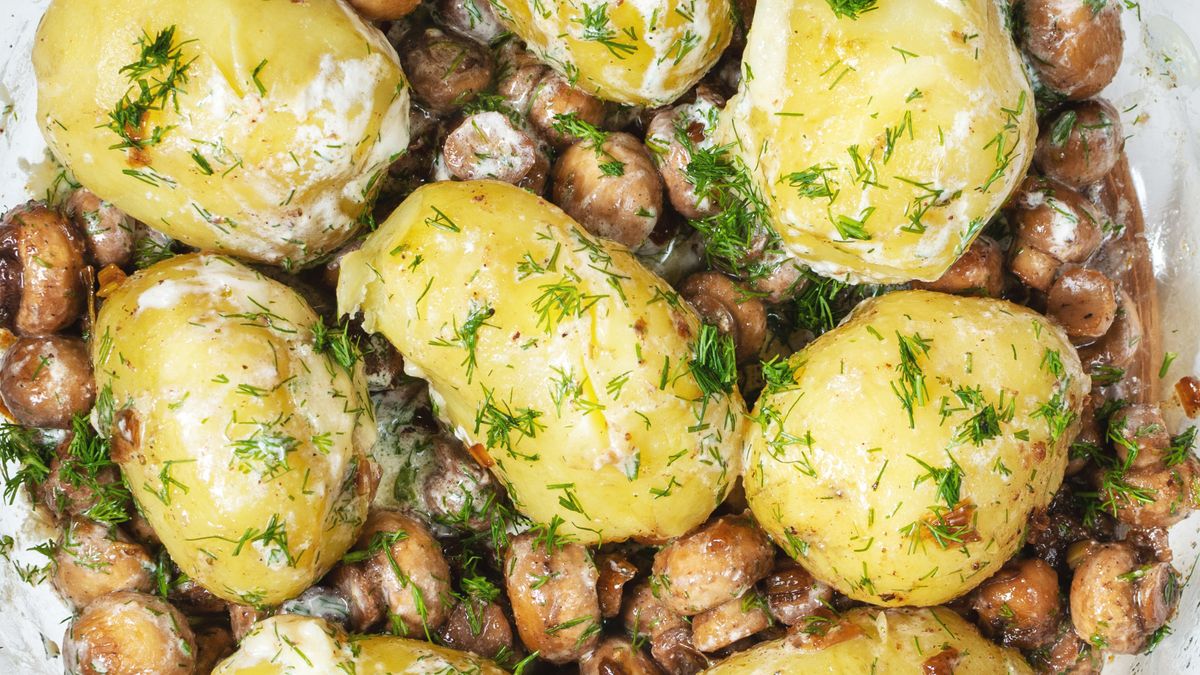 Młode ziemniaki z pieczarkami