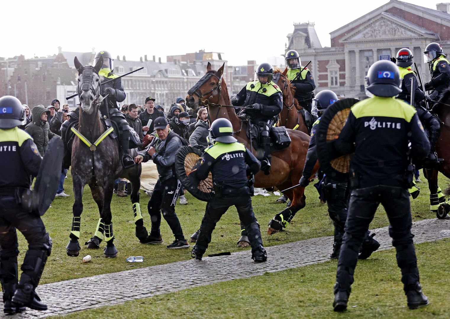 Funkcjonariusze próbowali zakończyć nielegalną manifestację