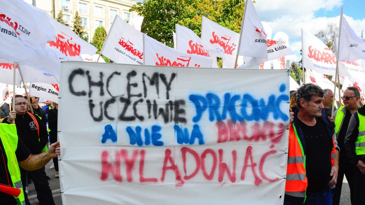 Protest pracownikow Beko przed ambasada Turcji w Warszawie