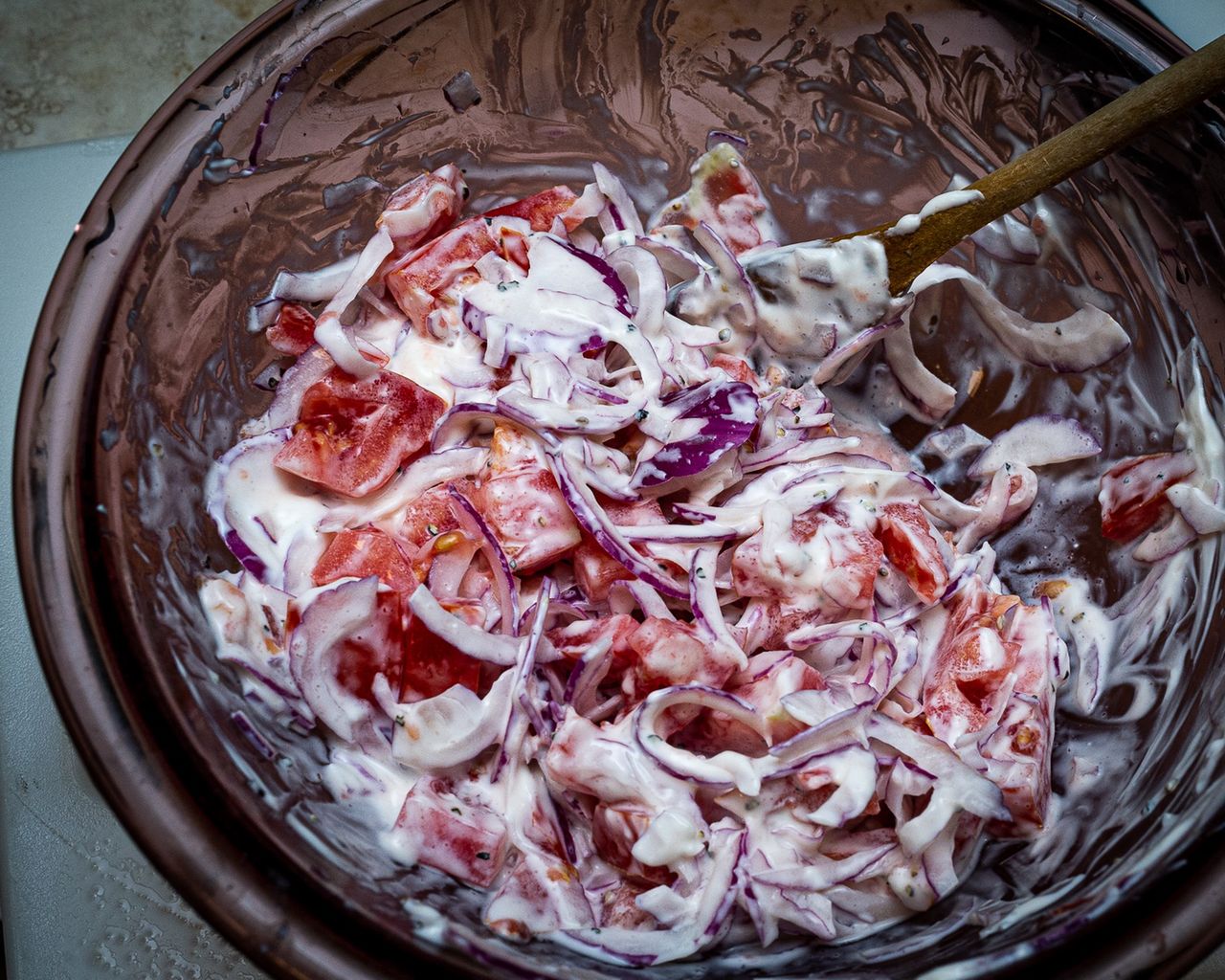 Do pomidorów nie leję już śmietany. Dodaję składnik z kubeczka i wszyscy chwalą