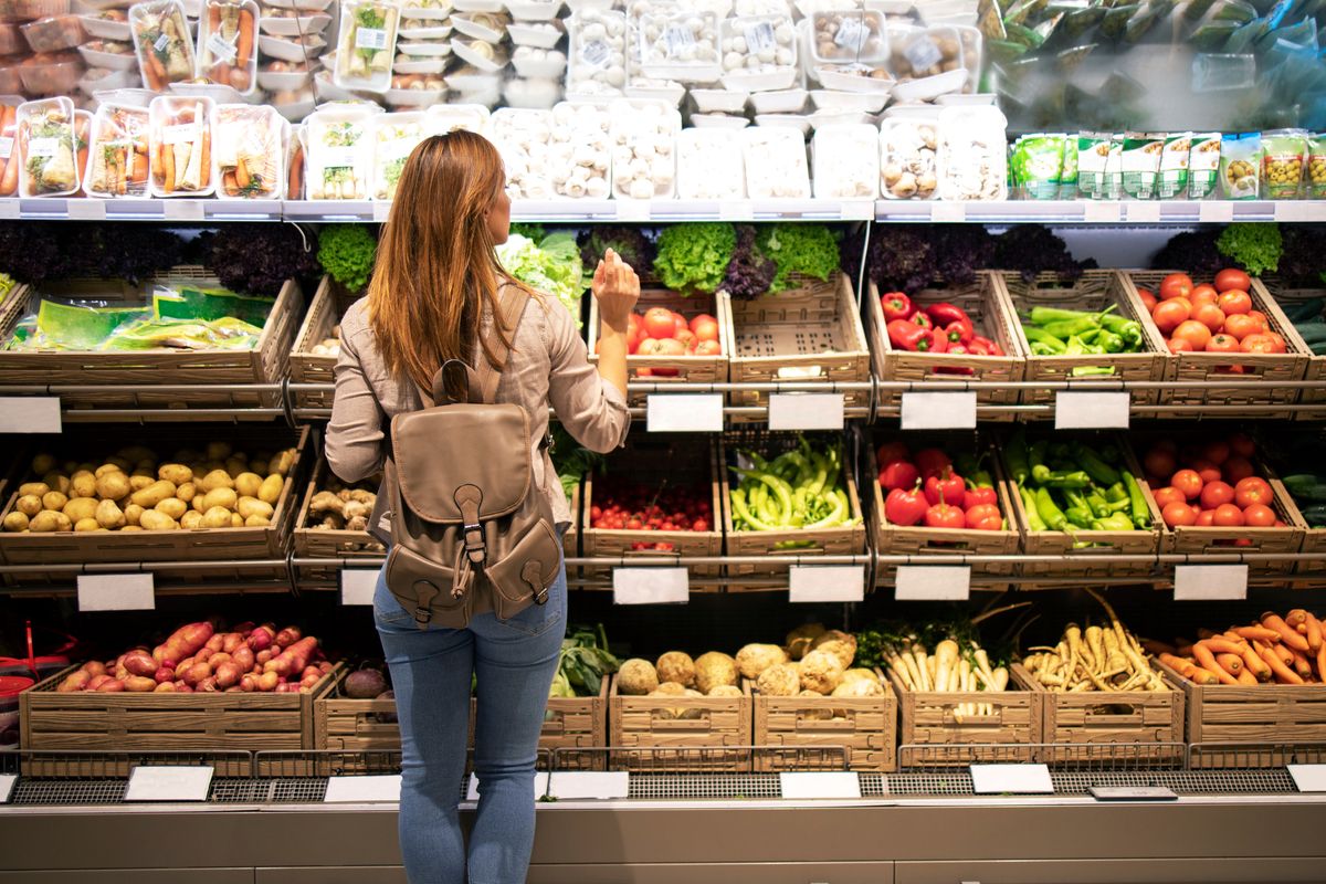 Sklep; zakupy; żywność; warzywa; owoce; jedzenie; inflacja; inflacja w Polsce