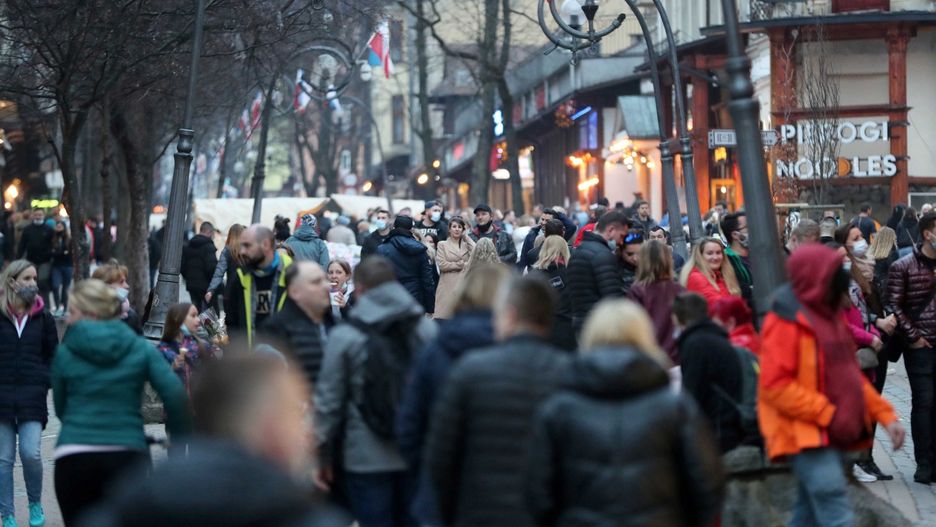 Turyści na Krupówkach w Zakopanem, 1 maja 2021 roku. 