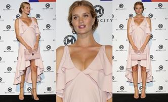 Ciężarna Rosie Huntington-Whiteley chwali się brzuszkiem na ściance