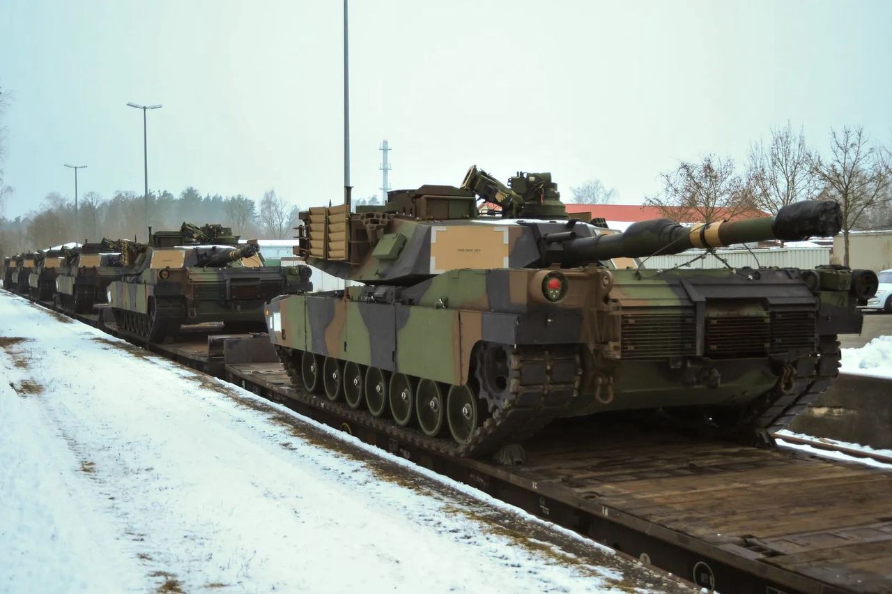 Czołgi Abrams w trakcie transportu, zdjęcie ilustracyjne