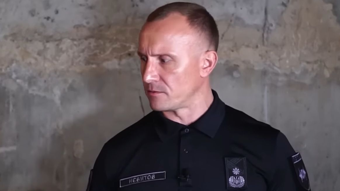 Ukraiński policjant pokazał rosyjską salę przesłuchań w Buczy.