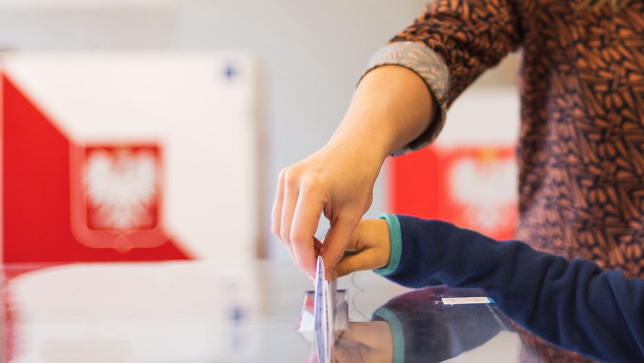Czym się różnią wyniki sondażu exit poll od late poll?