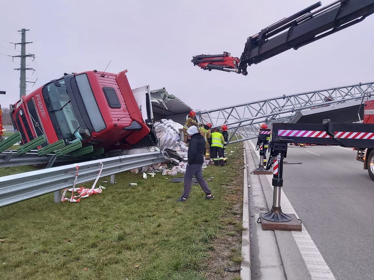 Trasa S7 zablokowana. Przewróciła się ciężarówka 