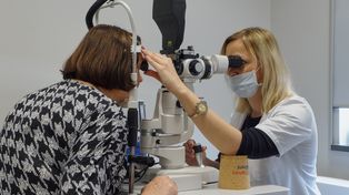 Spanie na dwóch poduszkach szkodzi? Naukowcy sprawdzili wpływ na jaskrę