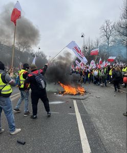 Płomienie pod KPRM. Rolnicy podpalili flagi