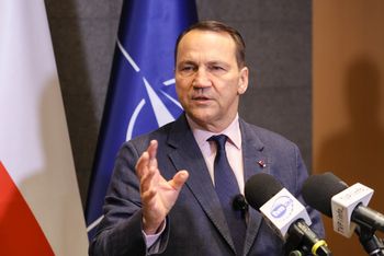 Ambasadorowie zrezygnowali. Sikorski: "Dowiedli, że się nie nadają"