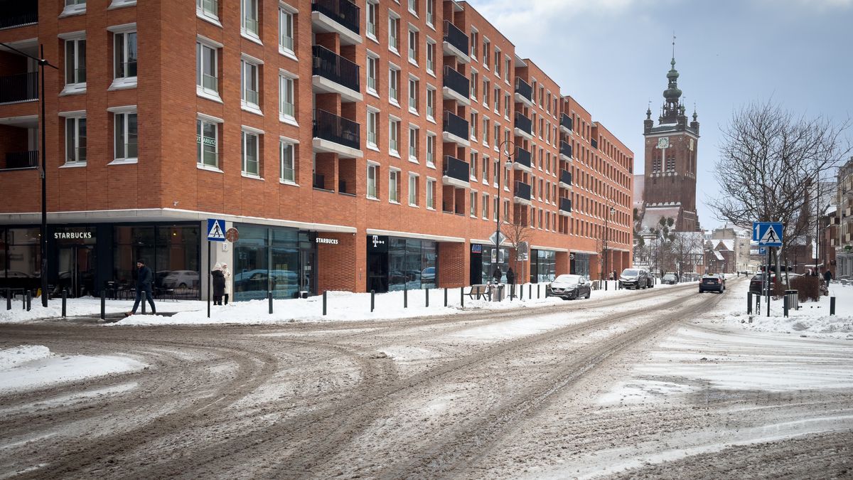 Rajska Street is covered with snow and slush following overnight snowfall, showing winter street conditions in the city center of Gdansk, Poland, on January 11, 2026. (Photo by Mateusz Wlodarczyk/NurPhoto via Getty Images)