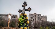 Przerażający widok Mariupola. Groby na łączniku między ulicami