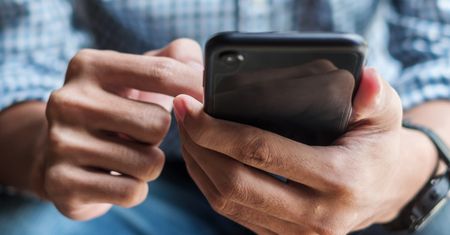 Tak sprawdzisz, czy twój telefon jest na podsłuchu. Dwa sposoby