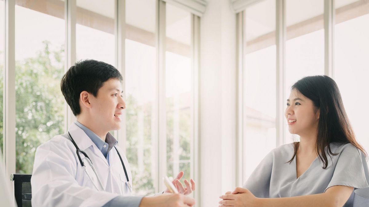 Objawy niedoboru potasu są ściśle związane z zaburzeniami eletrolitowymi o nazwie hipokaliemia. Zbyt niskie stężenie potasu w organizmie może objawiać się zmęczeniem, ospałością, drżeniem mięśni, obrzękami, czy drażliwością.