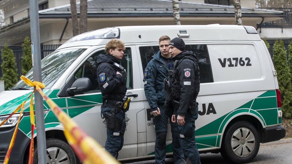 Wsp�?pracownik Nawalnego Leonid Wo?kow zaatakowany w swoim domu w Wilnie
Police officers patrol near the house of Leonid Volkov, a close associate of the late Russian opposition leader Alexei Navalny, in Vilnius, Lithuania, Wednesday, March 13, 2024. Volkov on Wednesday blamed the government of Russian President Vladimir Putin after he was attacked with a hammer and tear gas outside his home near the Lithuanian capital, where he lives in exile, the late Navalny's anti-corruption foundation said.(AP Photo/Mindaugas Kulbis)
Mindaugas Kulbis