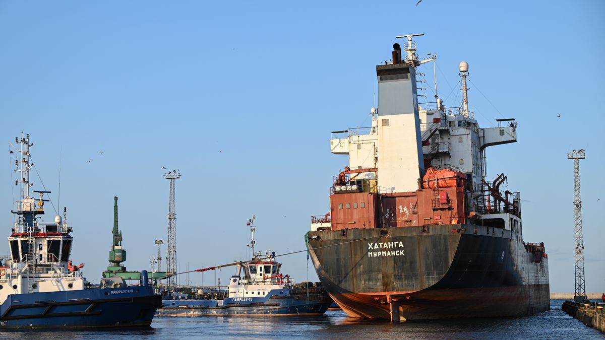 Gdynia, 19.06.2025. Rosyjski zbiornikowiec ?Khatanga? w Porcie Gdynia, 19 bm. Statek od 2017 roku cumował w Porcie Gdynia, po tym jak został zatrzymany po kontroli technicznej, której nie przeszedł. Niedługo po zatrzymaniu armator, rosyjska spółka Murmansk Shipping Company, ogłosił upadłość i porzucił statek. Po 8 latach jednostka została wyprowadzona z portu w Gdyni. Trafi na złomowisko w Danii. (sko) PAP/Adam Warżawa