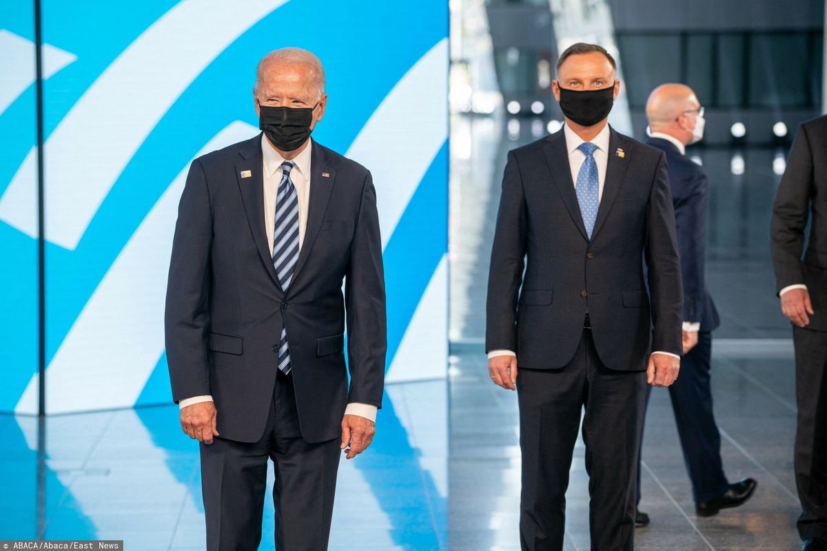 Prezydent Andrzej Duda i Joe Biden pozują do wspólnego zdjęcia, ale na lipcowym szczycie NATO