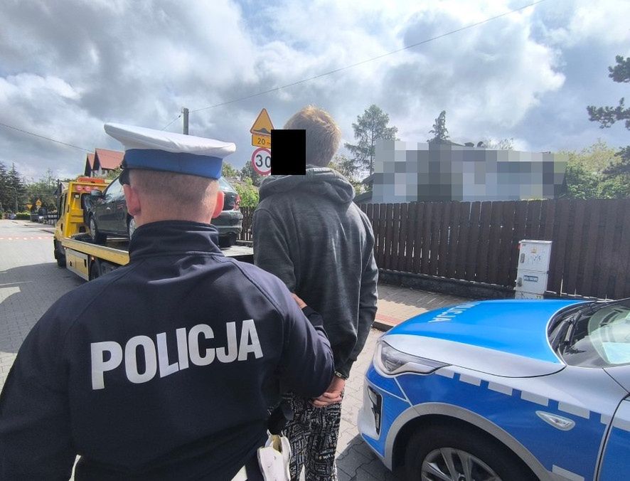 Fot. Licencjodawca. 19-latek rozbił auto i jeździł wrakiem