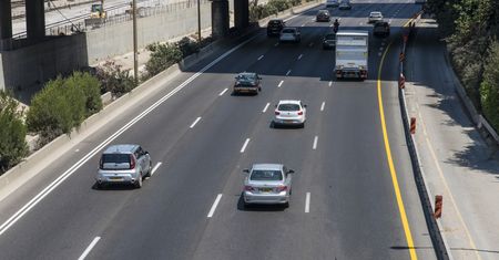 Jednoczesna zmiana pasa ruchu – kto ma pierwszeństwo?