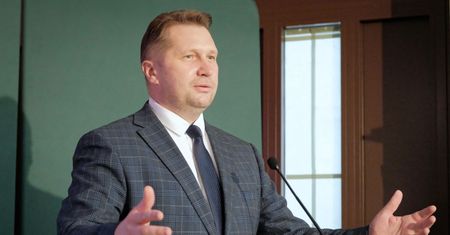 Czarnek wykpiwał rurki. Stylistka: Sam powinien się bardziej przyłożyć