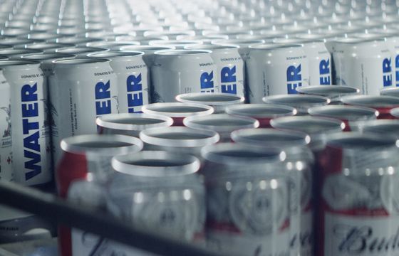 Budweiser w reklamie na Super Bowl zamiast piwa promuje wodę (wideo)