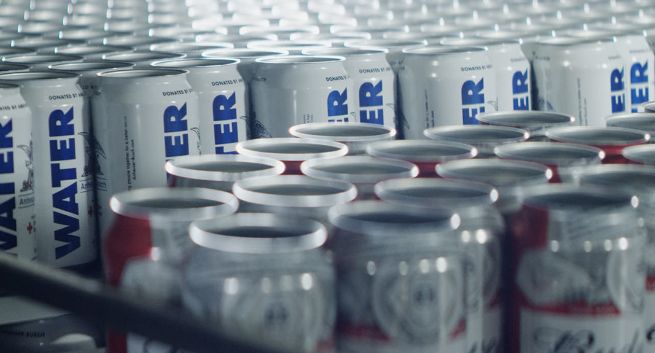 Budweiser w reklamie na Super Bowl zamiast piwa promuje wodę (wideo)