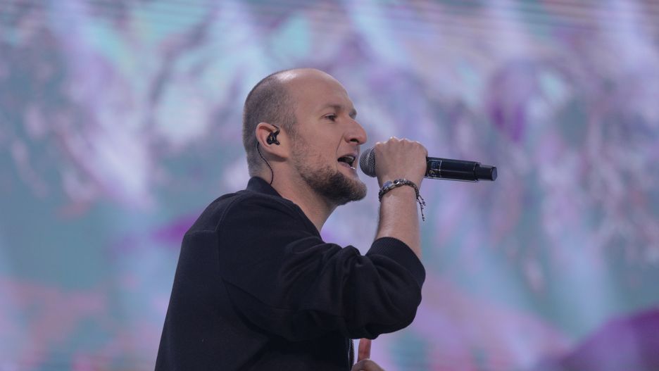 Warszawa 25.04.2022. Koncert pt. Chwala Ukrainie.Dzisiaj Ukraina jest kobieta, na Placu Pilsudskiego. N/z Grubson ( Tomasz Iwanca ) .