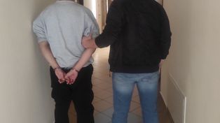 Warszawa: Policjanci z Wawra zatrzymali podejrzanego, który rzucił się z nożem na sąsiada