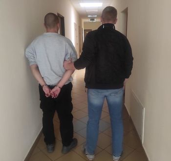 Warszawa: Policjanci z Wawra zatrzymali podejrzanego, który rzucił się z nożem na sąsiada