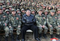 Niscy, chuderlawi, przebrani za Rosjan. Kim Dzong Un przysłał Putinowi, co miał najlepszego
