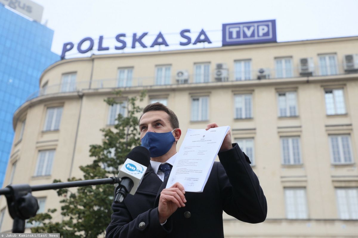 Adam Szłapka przed gmachem TVP po pierwszym orzeczeniu WSA