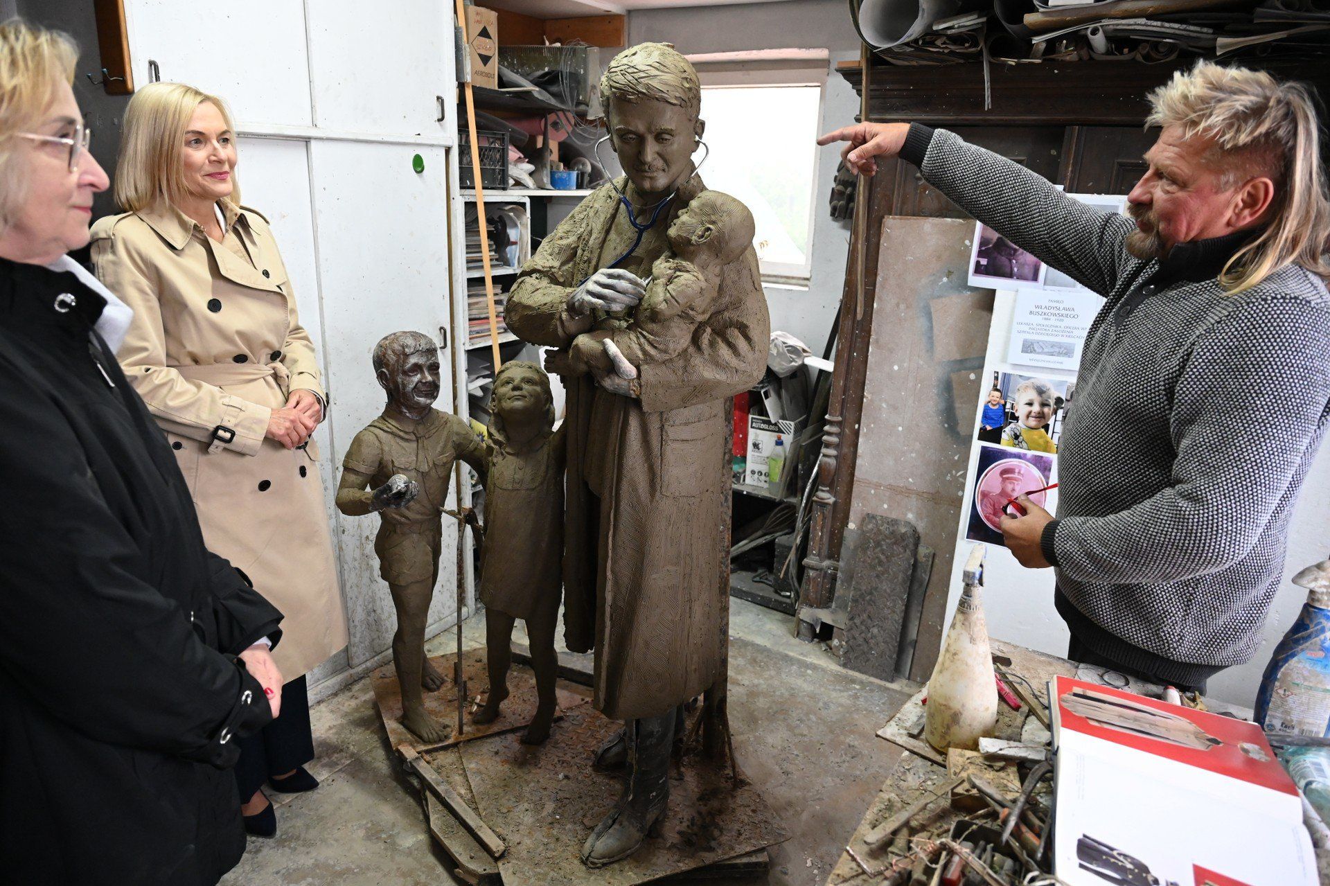 Taki będzie pomnik założyciela szpitalika dziecięcego na Langiewicza w Kielcach, doktora Władysława Buszkowskiego. Artysta Sławomir Micek pokazał efekty swojej pracy marszałek Renacie Janik oraz doktor Urszuli Oettingen.