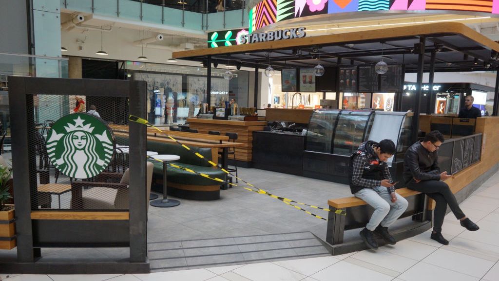 Jedna z zamkniętych kawiarni Starbucksa w Moskwie